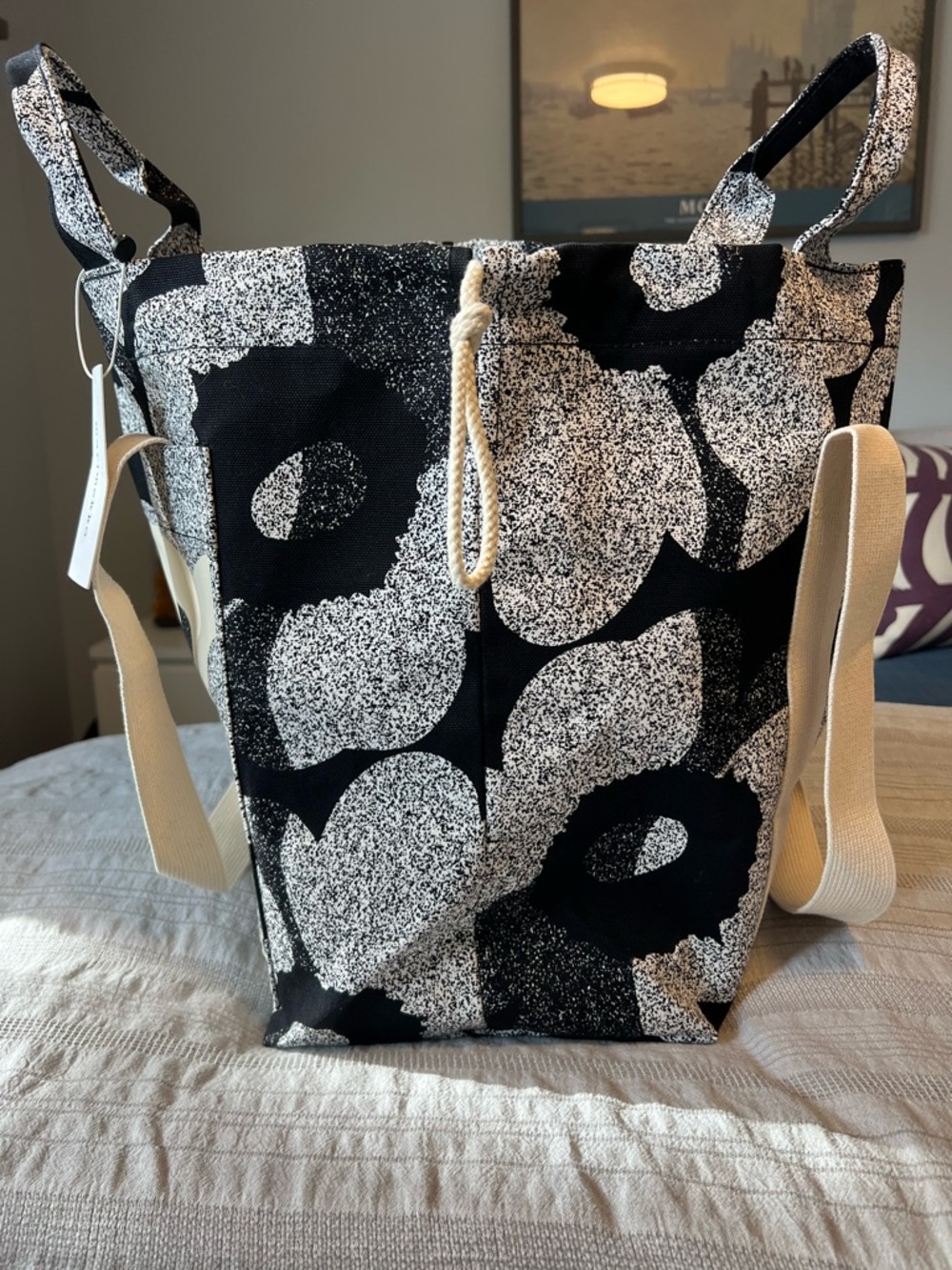 Marimekko: Mono City Heavyweight Canvas Tote Unikko - black/ off-white - Picture 5 of 8